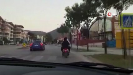 Bebekli çiftin motosiklet üzerindeki tehlikeli yolculuğu kamerada