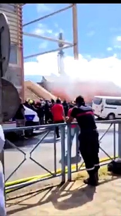 Fransız polisi, itfaiyecilere tazyikli su ile müdahale etti