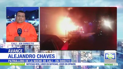 Un vehículo se incendió en plena vía en Cali
