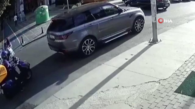 Akıl almaz kazada motosikletli kurye aracın altında kaldı, o anlar kameraya böyle yansıdı