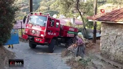 Mahalleli kadınlar yangını söndürmek için su testileriyle koştular