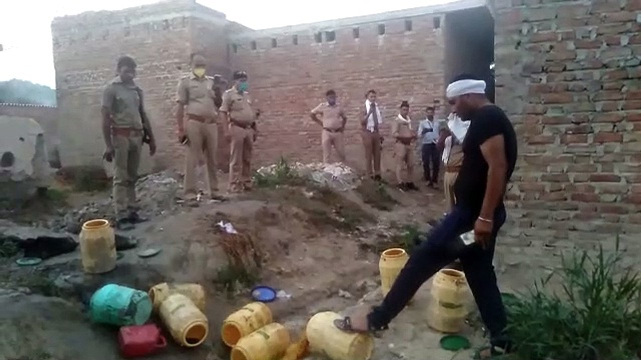अबैध कच्ची शराब छापेमारी में हजारों लीटर लहन व...