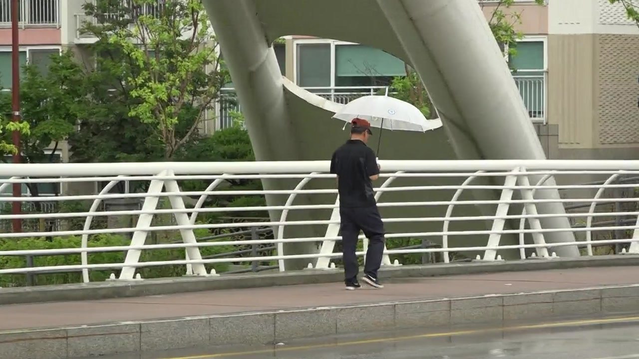 [날씨] 영동 내일 오전까지 비...내일 오후 남부 소나기 / YTN