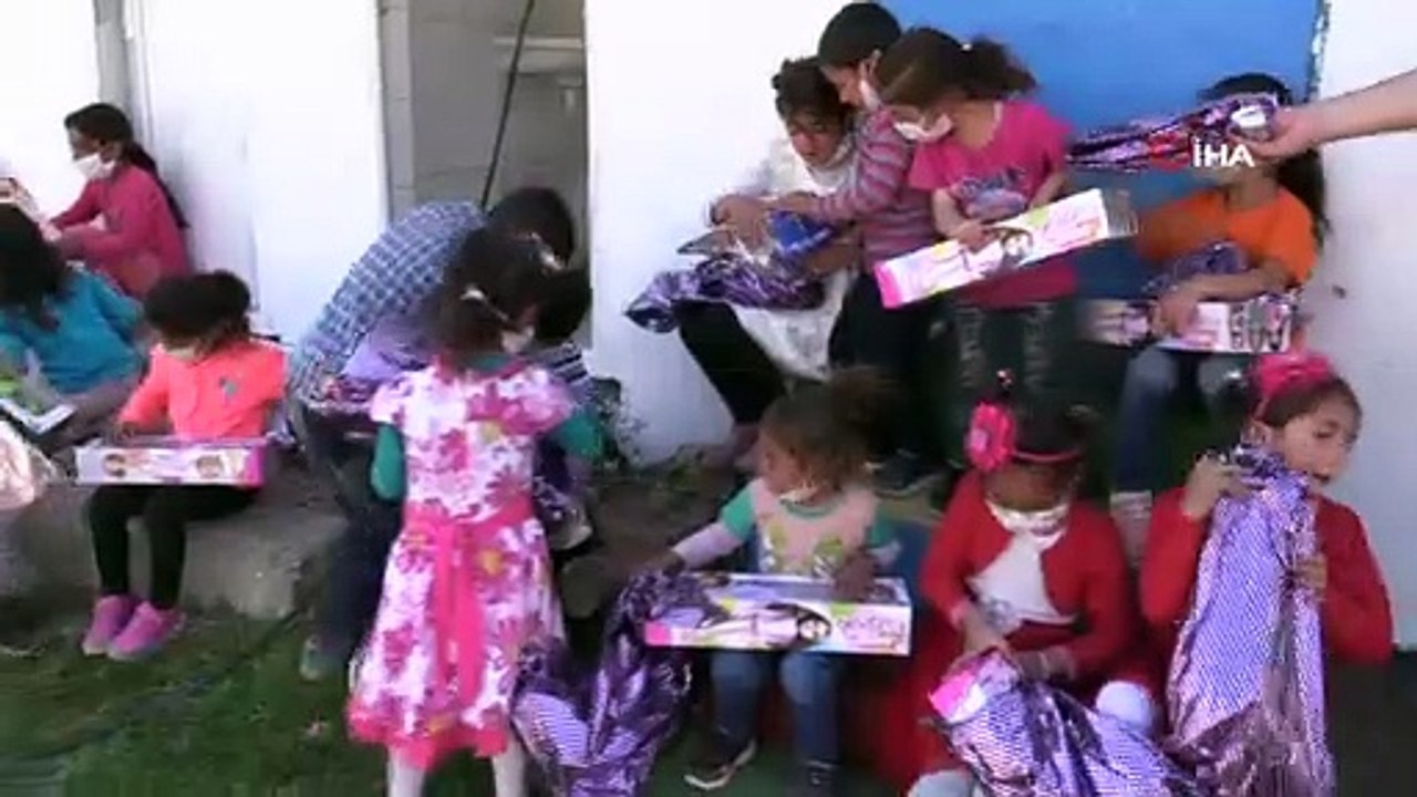 Ağrı Valisi Dr. Osman Varol, Dağlıca Köyü İlköğretim Okulu'nu ziyaret etti, öğrencilere hediye verdi