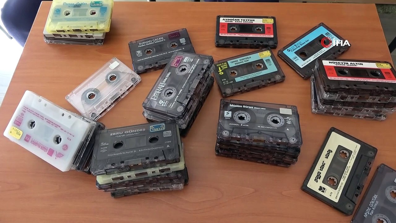 Nostalji kasetler, iş yerine hem sergi hem de dekor oldu