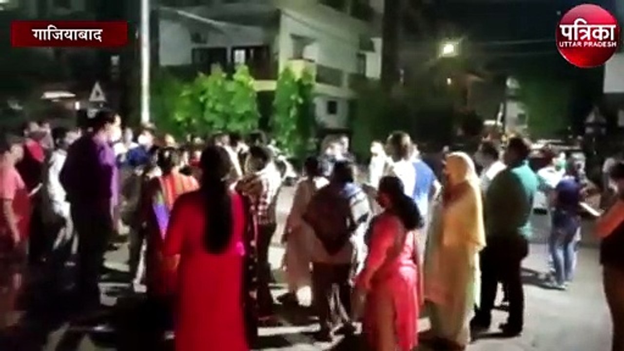 पेरेंट्स एसोसिएशन ने स्कूल के बाहर मोमबत्ती जलाकर किया विरोध