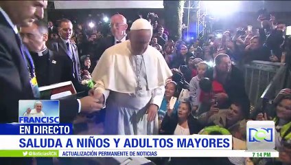 A su regreso a Bogotá, papa Francisco impartió bendición a menor que lo esperaba en camilla
