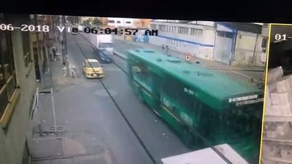 Fuerte choque entre un SITP y un vehículo particular en Fontibón