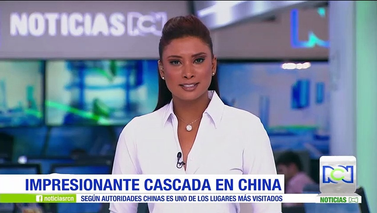 Arcoíris aparece en medio de una catarata en China