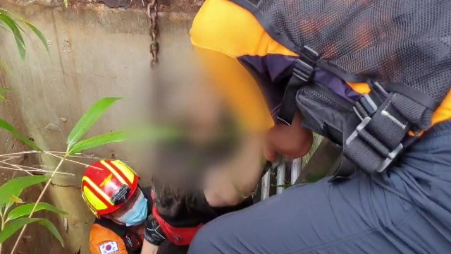 화단에서 녹슨 맨홀 뚜껑 밟고 2명 추락 / YTN