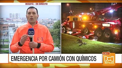 Emergencia por accidente de camión que transportaba químicos en Bogotá