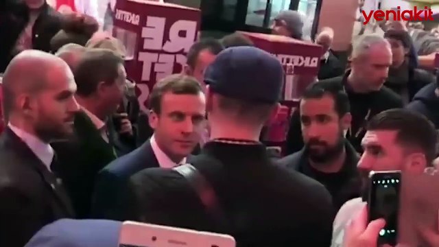 İzleyenleri kahkahaya boğdu! Erdoğan Macron’u kafadan böyle vurdu