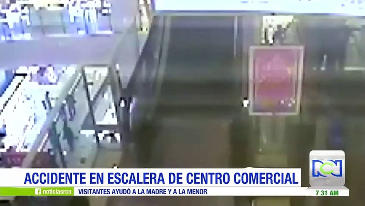 Accidente en escalera eléctrica de un centro co...