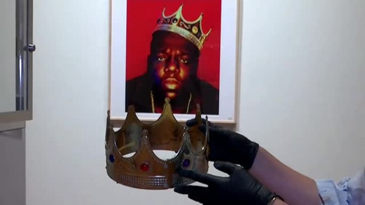 Sacan a subasta la corona dorada del rapero Notorious B.I.G. en la casa Sotheby's