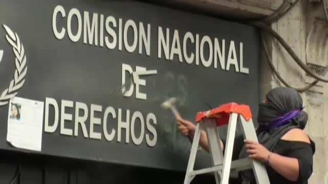 La violenta represión a una protesta de mujeres en México dispara las críticas contra la Fiscalía de Estado