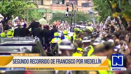 Miles de personas saludan al papa en las calles de Medellín