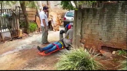 Descargar video: Homem cai de escada e é socorrido pelo Siate no Bairro Universitário