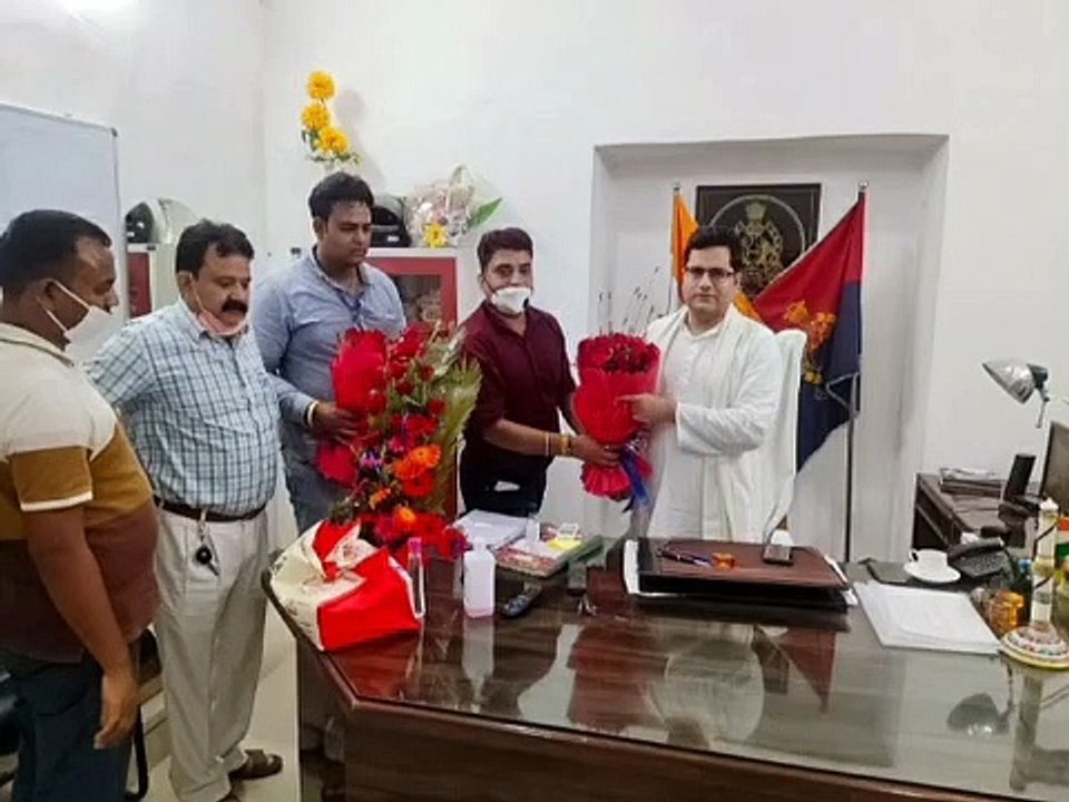 समाजसेवी ने एसएसपी को किया सम्मानित