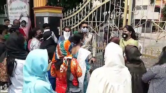 स्कूल फीस के विरोध में आगर रोड स्थित सेंटपॉल स्कूल के बाहर अभिभावकों ने किया प्रदर्शन