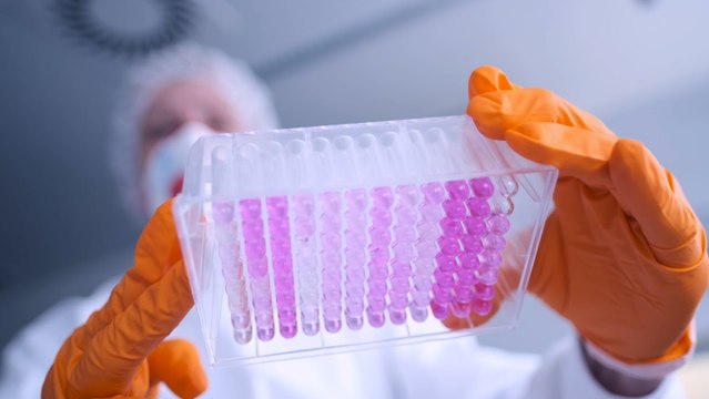 La Universidad de Oxford anuncia que reanuda los ensayos de su vacuna