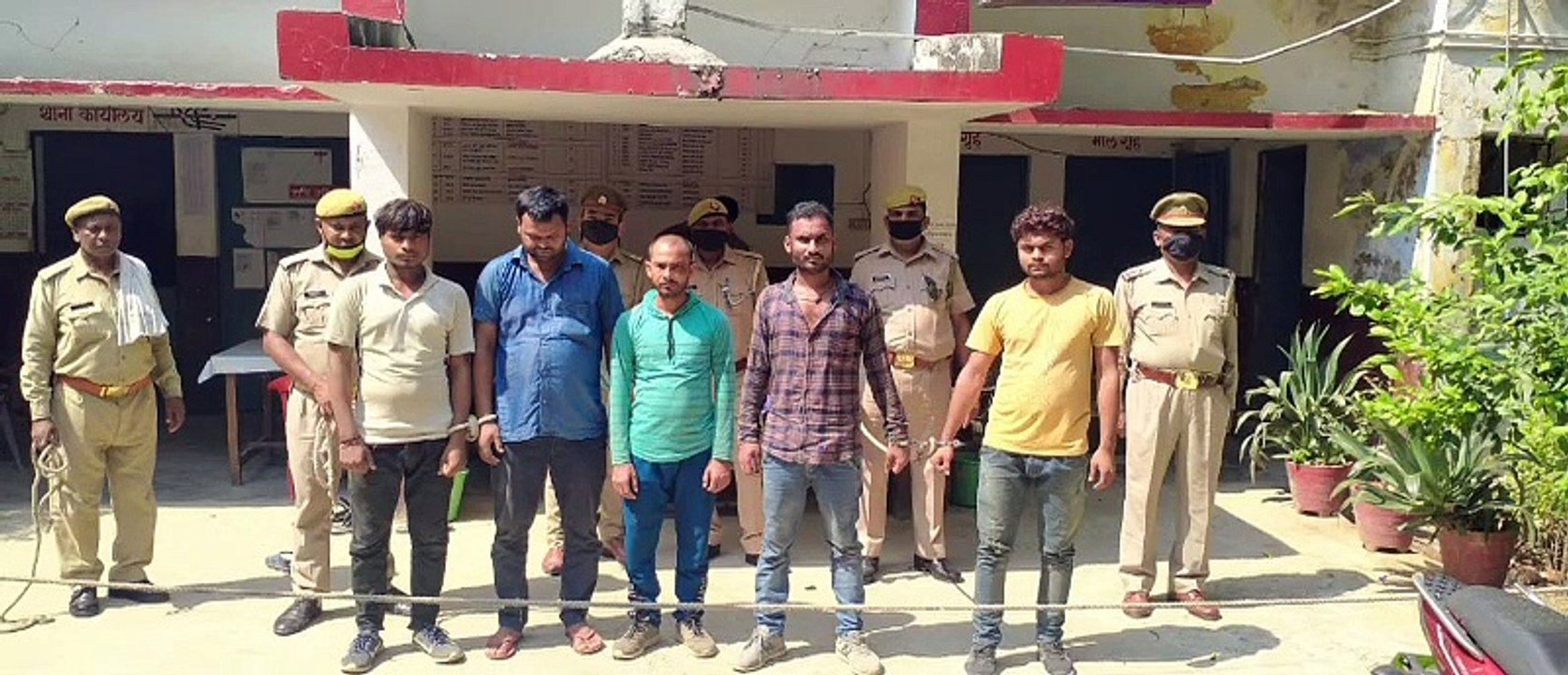 5 शातिर अभियुक्तों को अवैध शराब के साथ किया गिर...