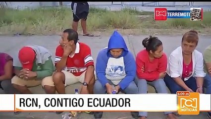 Víctimas de sismo en Ecuador buscan objetos de valor entre los escombros