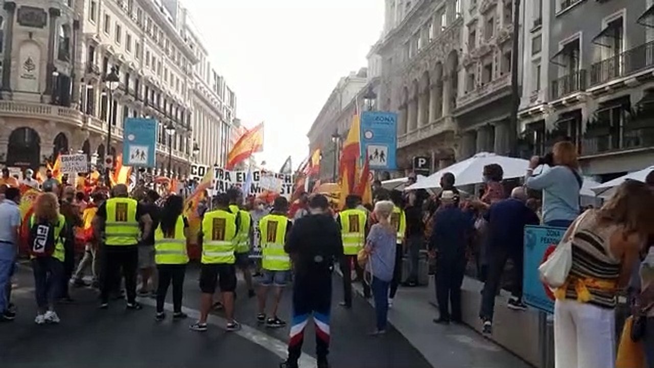 Primeras imágenes de la manifestación contra Pedro Sánchez, gran afluencia de público a pesar de las trampas del gobierno traidor