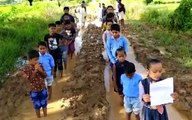 रीवा जिले के छोटे-छोटे बच्चों द्वारा कीचड़ भरे रास्ते में खड़े होकर मामा जी से पत्र लिख सड़क बनाने की मांग