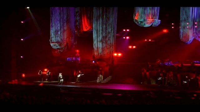 Mylène Farmer (live) — “L'amour n'est rien...” ↔ (De Mylène Farmer : Avant que l'ombre... À BERCY / 2006)