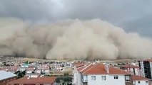 Rara tempesta di sabbia ingoia Ankara, le spettacolari immagini