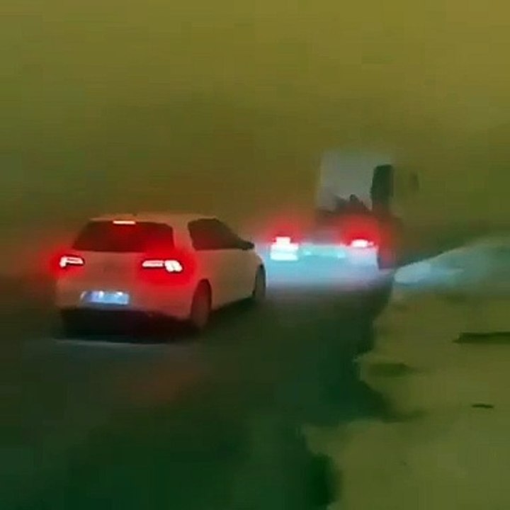 Tempesta di sabbia ad Ankara, fari delle auto accesi nell'oscurità