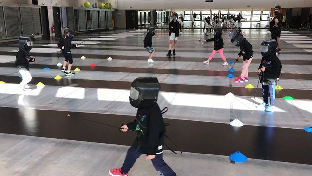 Premiers coups de fleurets pour une dizaine d'enfants au centre d'escrime de Saint-Jean-de-la-Ruelle