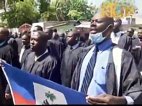 Avoka nan bawo kwadèboukè yo mache nan komin lan pou mande jistis pou batonye Monferrier Dorval