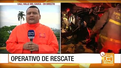 Dramático rescate de dos mujeres atrapadas en un vehículo en Cali