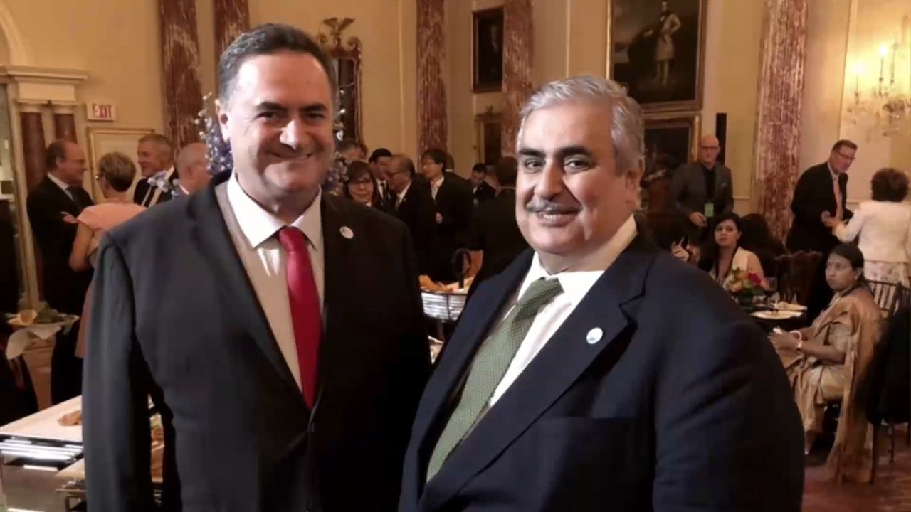 فعلتها الإمارات ثم البحرين.. تطبيع عربي بالمجان وطوق نجاة لترامب ونتنياهو