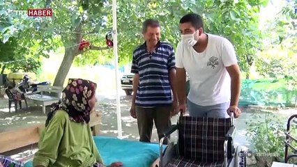 Belediye ekiplerinden yaşlı kadına tekerlekli sandalye sürprizi