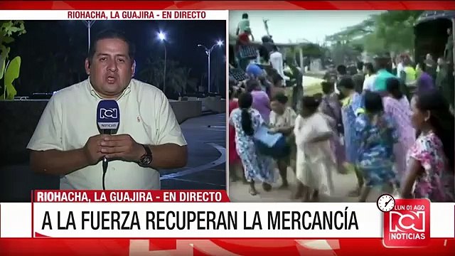 En medio de operativo policial, multitud se llevó la gasolina de contrabando de un camión