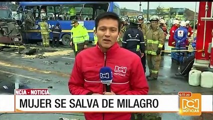 Taxista que iría compitiendo casi atropella a una mujer en Bogotá