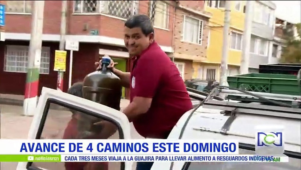 Hombre reparte comida a indigentes en las zonas...