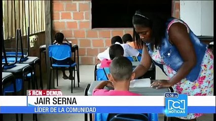 En Quibdó, Chocó, 30 estudiantes reciben clase en un kiosco, sin tablero y sin baño