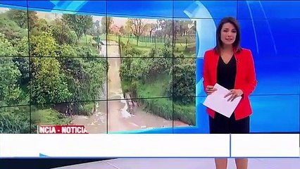 Menores arriesgan su vida al colgarse de la reja de un desagüe