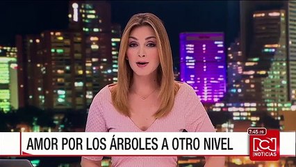 Un hombre se casó con un árbol como parte de una campaña ecológica