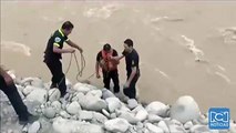 Arriesgado rescate de un perro en caudaloso río de Lima