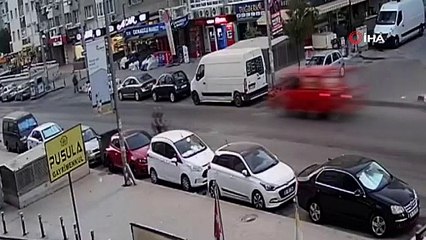 Park halindeki araca çarpıp yan yattı... Kaza anı güvenlik kamerasında