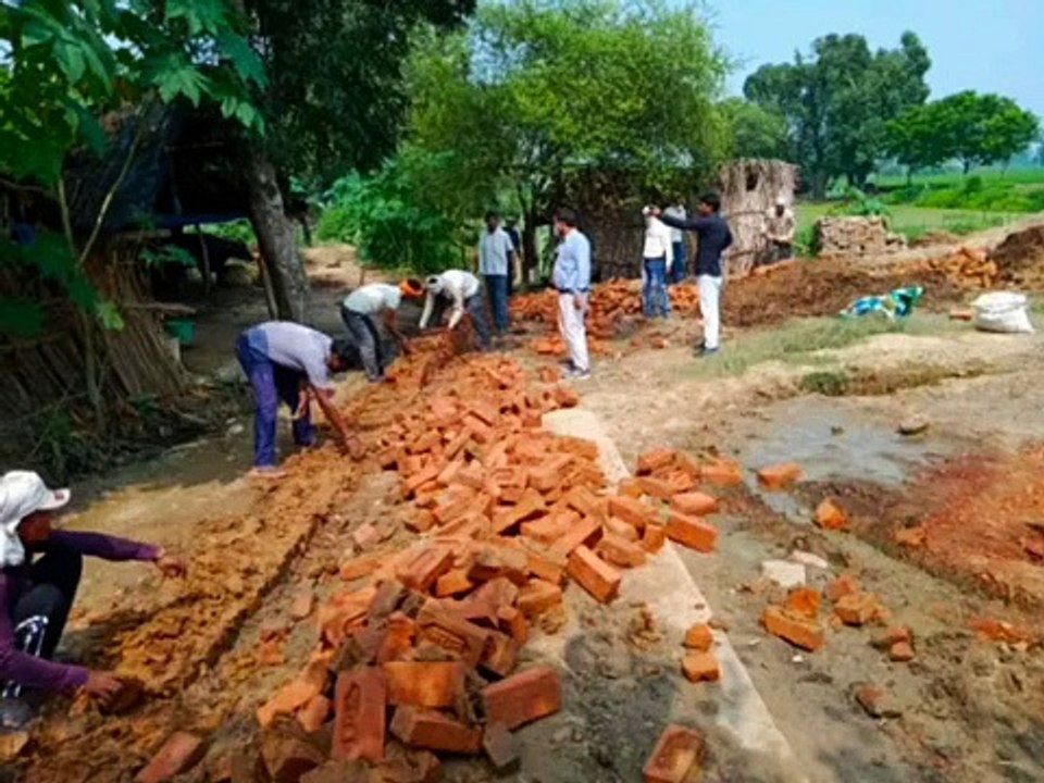 इटावा: प्राथमिक विद्यालय की बन रही बाउंड्री का निरीक्षण करने पहुंचे अधिकारी