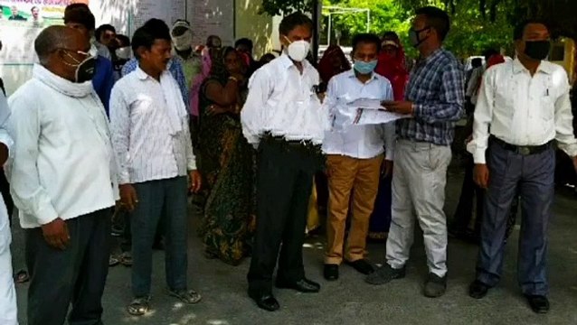 इटावा: ग्राम प्रधान से परेशान ग्रामीणों ने अधिकारियों को सौंपा ज्ञापन पत्र