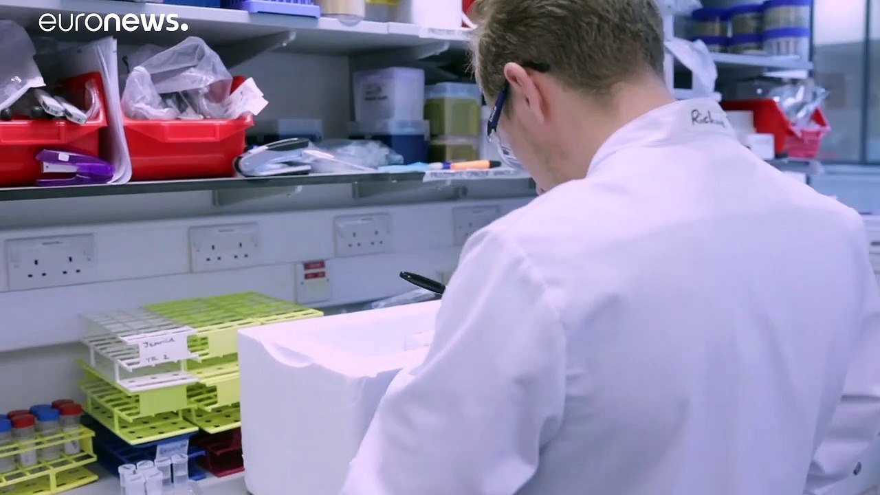 Covid-19: ripresi i test sul vaccino Oxford-AstraZeneca, in Francia più di 10mila nuovi casi