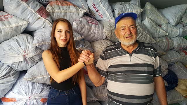 Dede-torun engelliler için kapak topladı, ihtiyaç sahipleri için 362 tekerlekli sandalye aldılar