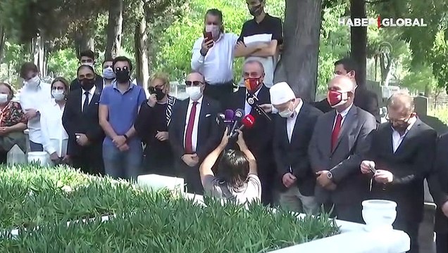 Taçsız Kral Metin Oktay, kabri başında anıldı