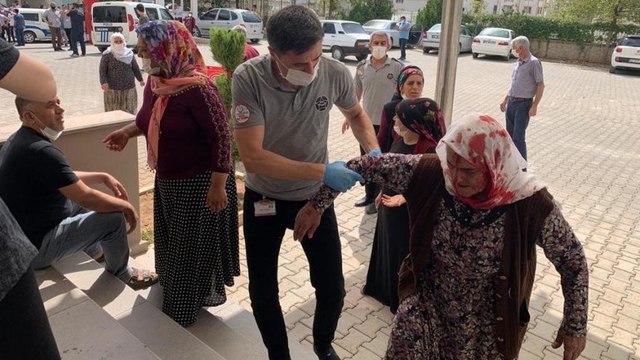 'Cenazeyi kim defnedecek' kavgasında ortalık savaş alanına döndü